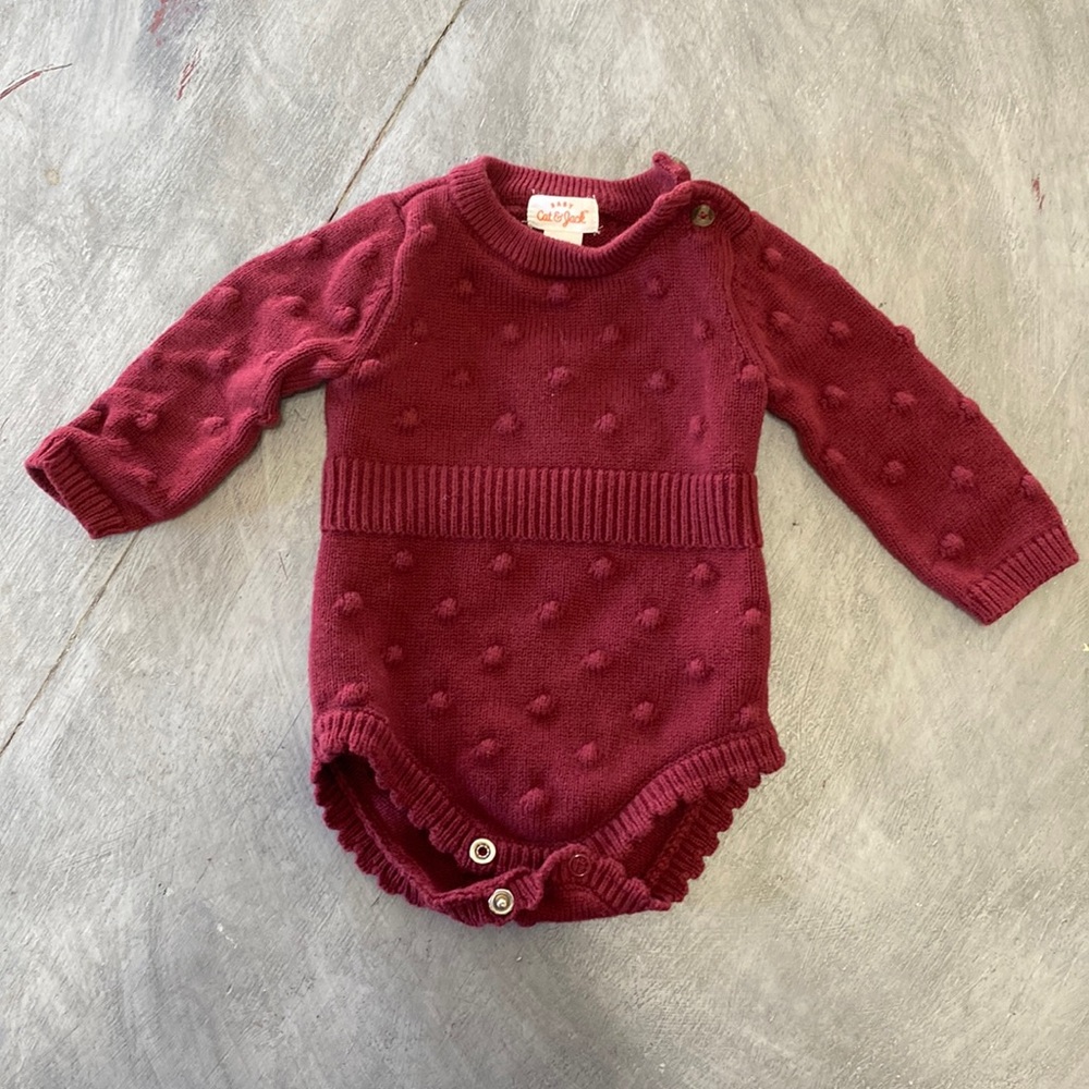 Only worn once sweater onesie size 0 to 3 months.